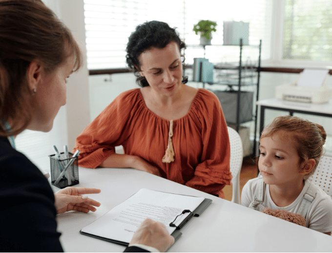 une femme signe un document