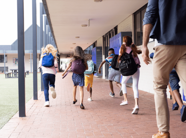enseignant avec des enfants dans le couloir de l'ecole primaire