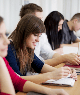 jeunes etudiants en classe
